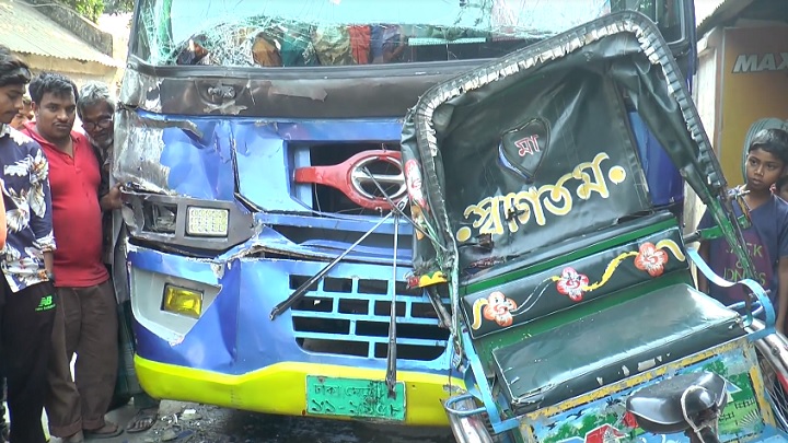 সিরাজগঞ্জে বাসচাপায় পুত্র-কন্যাসহ শিক্ষিকার মৃত্যু