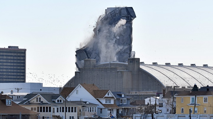 গুড়িয়ে দেয়া হলো ট্রাম্প প্লাজা ও ক্যাসিনো