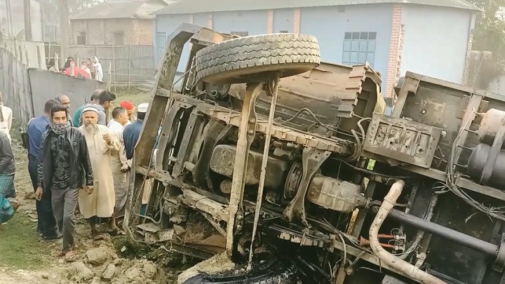 শেরপুরে ট্রাক উল্টে নারী পথচারী নিহত