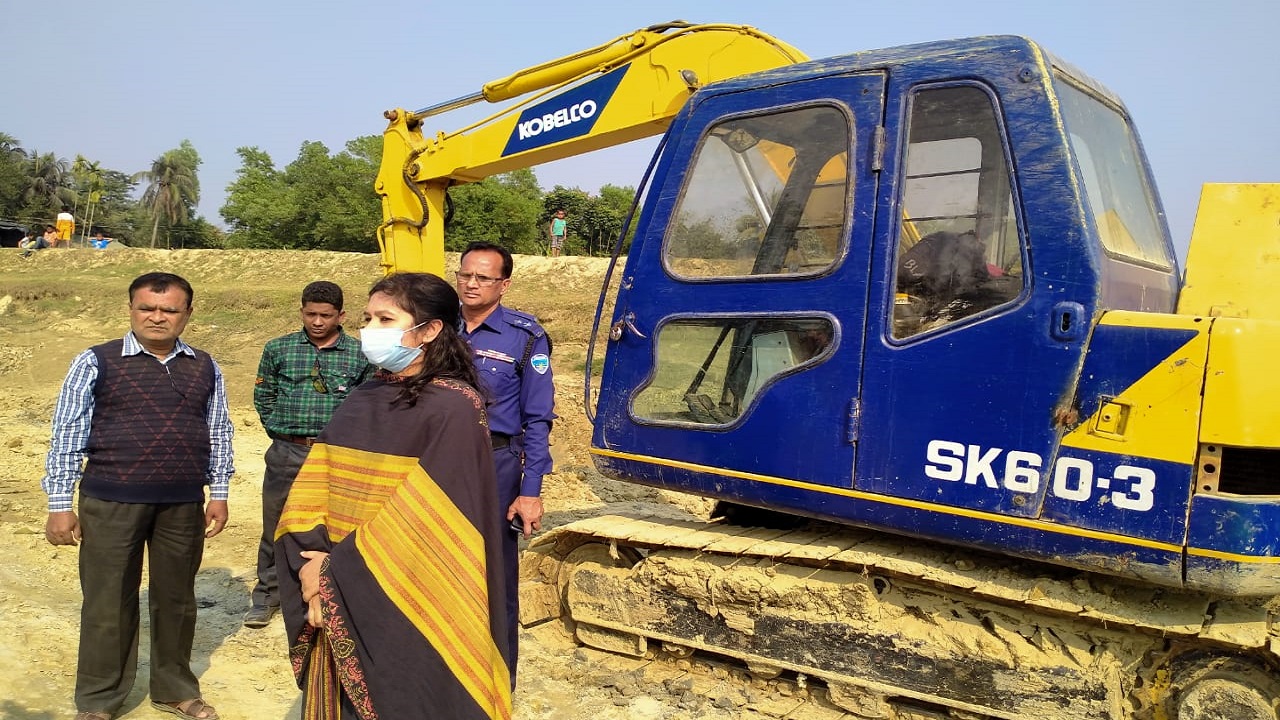 অবৈধভাবে পুকুর ভরাট, কসবা উপজেলা যুবলীগ সেক্রেটারির ভেকু জব্দ