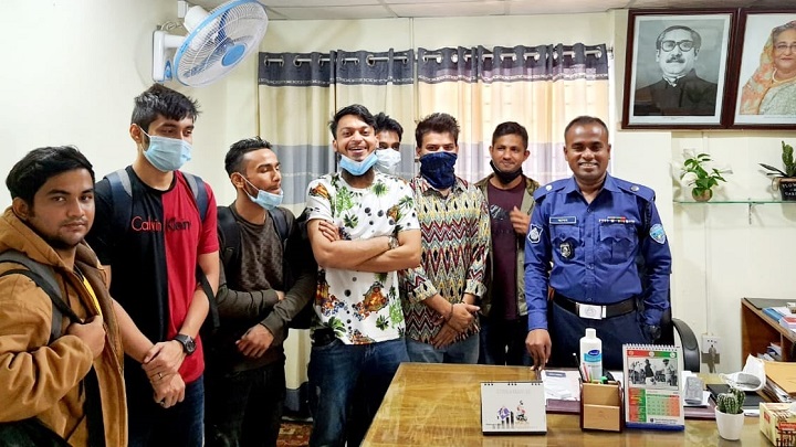 ৯৯৯ নম্বরে ফোন করে উদ্ধার হলো ৪ বিশ্ববিদ্যালয় শিক্ষার্থীসহ ৬ জন