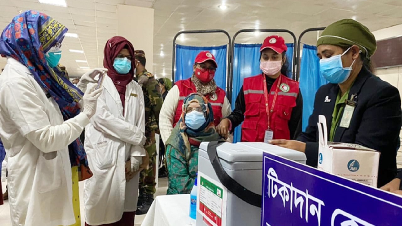 দেশজুড়ে ৫ম দিনের মতো চলছে কোভিড-১৯ টিকাদান কার্যক্রম দেশজুড়ে ৫ম দিনের মতো চলছে কোভিড-১৯ টিকাদান কার্যক্রম