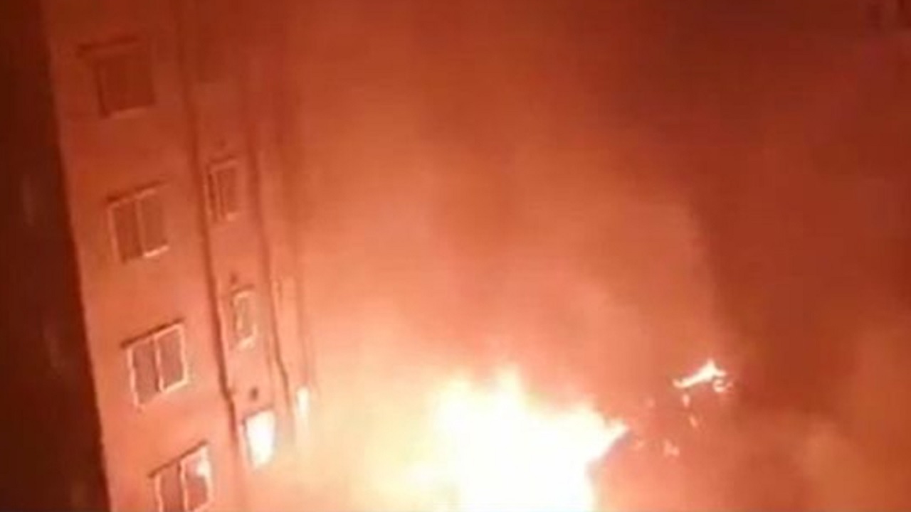 রাজধানীর আদাবরের বেকারির আগুন নিয়ন্ত্রণে রাজধানীর আদাবরের বেকারির আগুন নিয়ন্ত্রণে