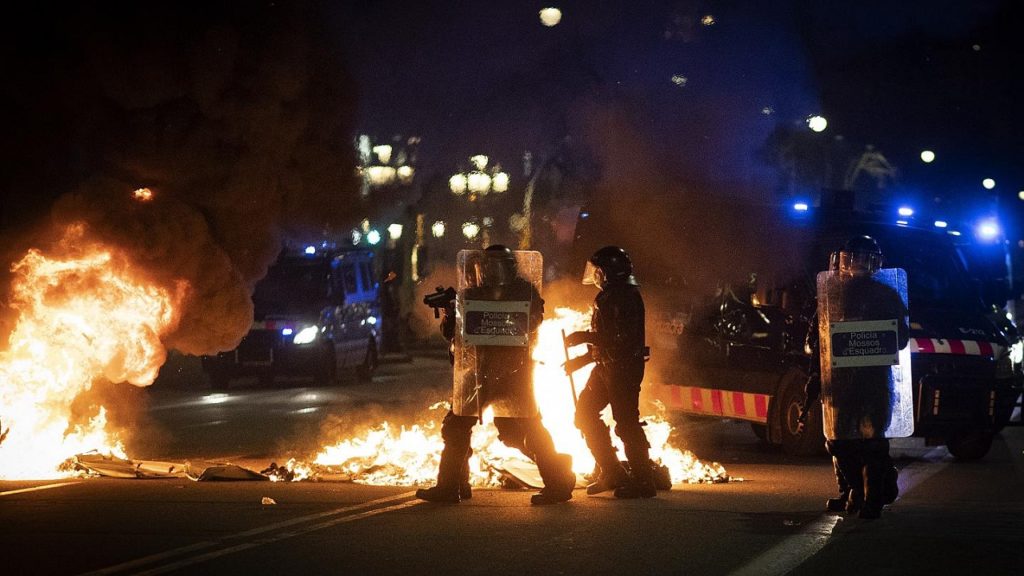 স্পেনে রাজতন্ত্রের বিরোধিতাকারী এক র্যাপারকে আটকের প্রতিবাদে বিক্ষোভ