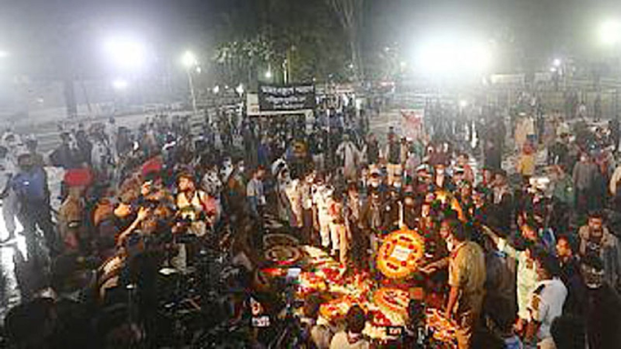 সারাদেশে একুশে ফেব্রুয়ারির প্রথম প্রহরে শ্রদ্ধা জানানো হয়েছে ভাষা শহীদদের সারাদেশে একুশে ফেব্রুয়ারির প্রথম প্রহরে শ্রদ্ধা জানানো হয়েছে ভাষা শহীদদের