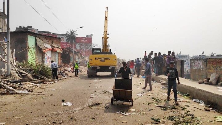 শ্যামবাজারে বুড়িগঙ্গা তীরে বিআইডব্লিউটিএ’র উচ্ছেদ অভিযান