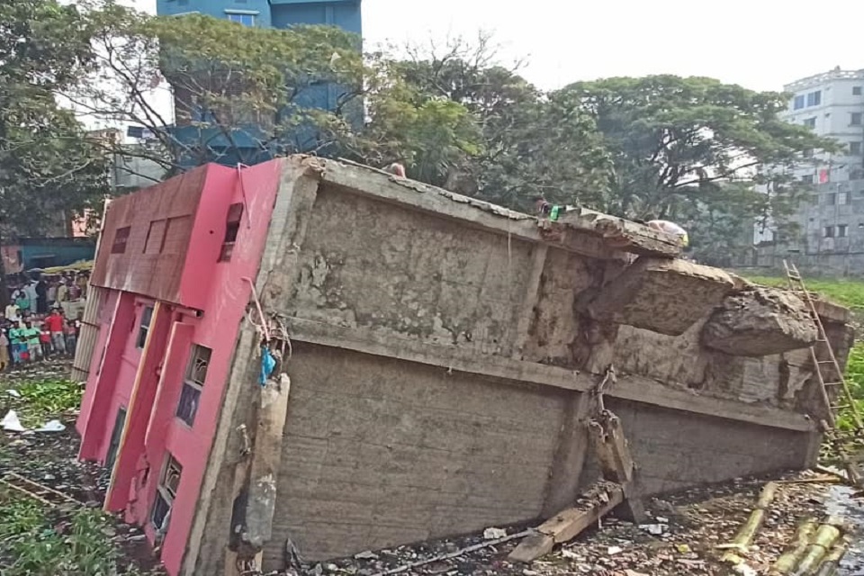 কেরানীগঞ্জে তিন তলা ভবন ধস