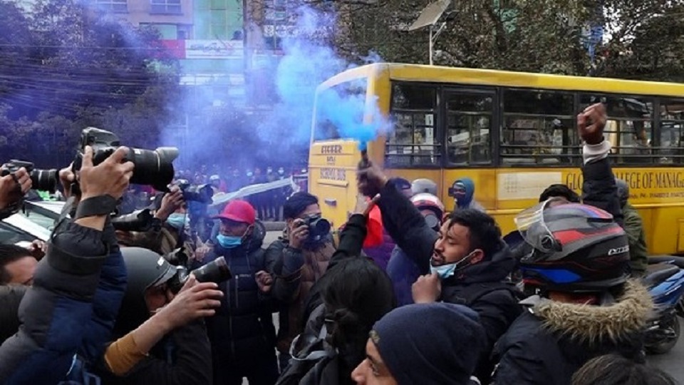 নেপালে পার্লামেন্ট ভবনের সামনে ওলি বিরোধী আন্দোলনে পুলিশের সাথে বিক্ষোভকারীদের সংঘর্ষ