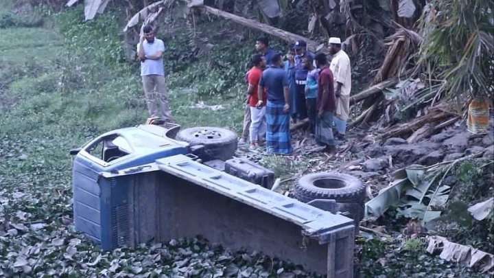 লক্ষ্মীপুরে পিকআপ উল্টে গায়ে পড়ে মা মেয়ের মৃত্যু