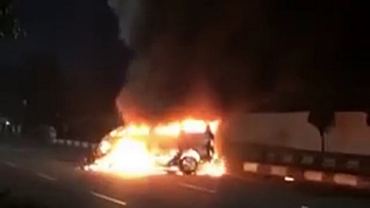 রাজধানীর জাহাঙ্গীরগেটে হঠাৎ আগুন লেগে পুড়ে গেলো মাইক্রোবাস