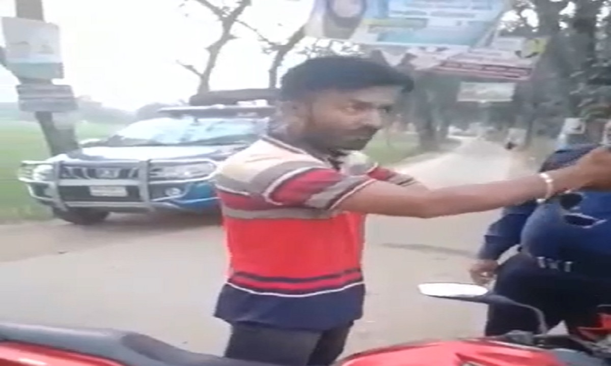 সিগারেটের প্যাকেট থেকে ইয়াবা উদ্ধারের পর যুবকের দৌড়ের দৃশ্য ভাইরাল