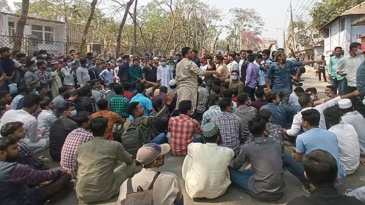 পরীক্ষা মার্চে নেয়ার দাবিতে আন্দোলনে বরিশাল বিএম কলেজের শিক্ষার্থীরা পরীক্ষা মার্চে নেয়ার দাবিতে আন্দোলনে বরিশাল বিএম কলেজের শিক্ষার্থীরা