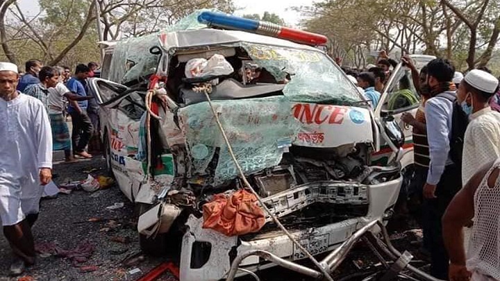 বরিশালে অ্যাম্বুলেন্স দুর্ঘটনায় ৩ দিন বয়সী শিশুর মৃত্যু