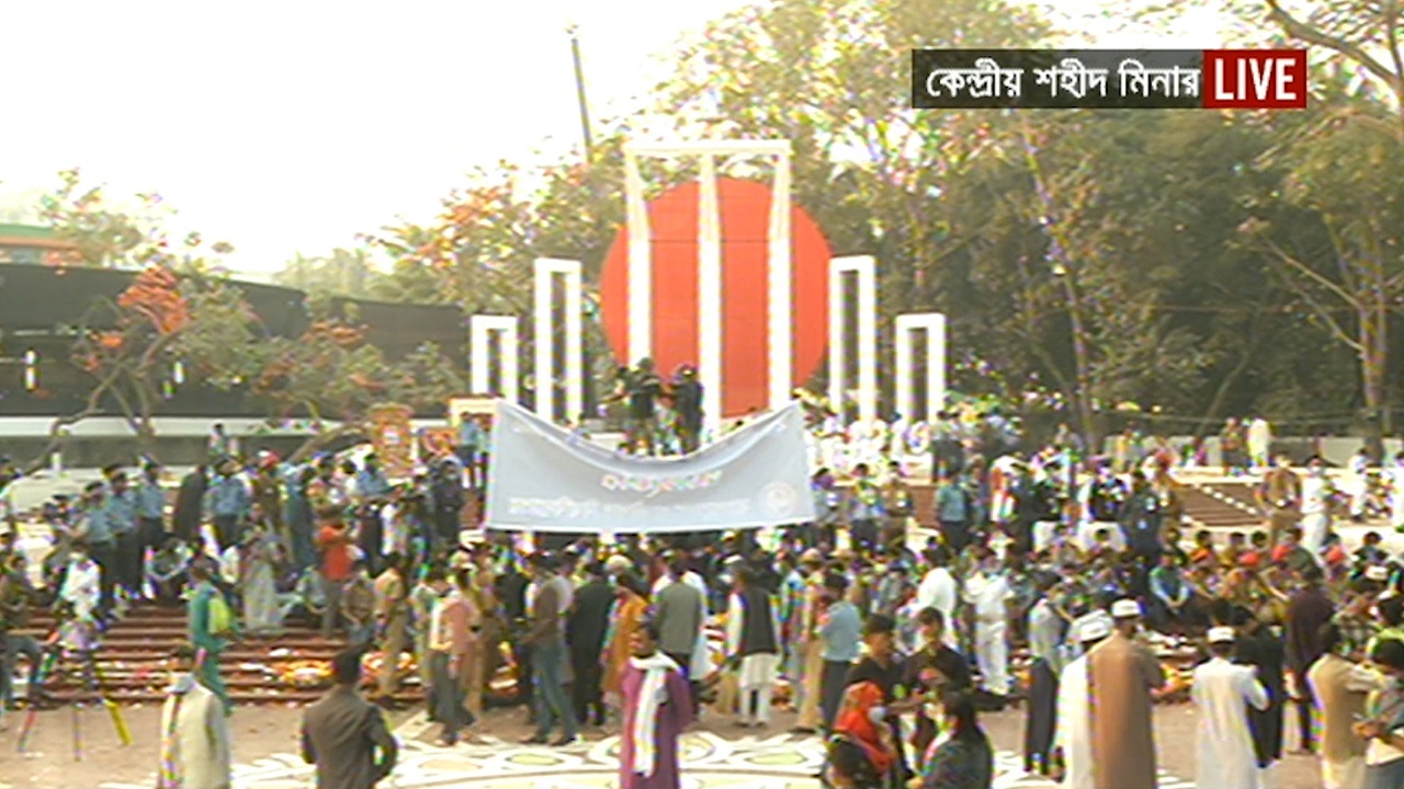 একুশের প্রভাত ফেরিতেও মানুষের ঢল একুশের প্রভাত ফেরিতেও মানুষের ঢল