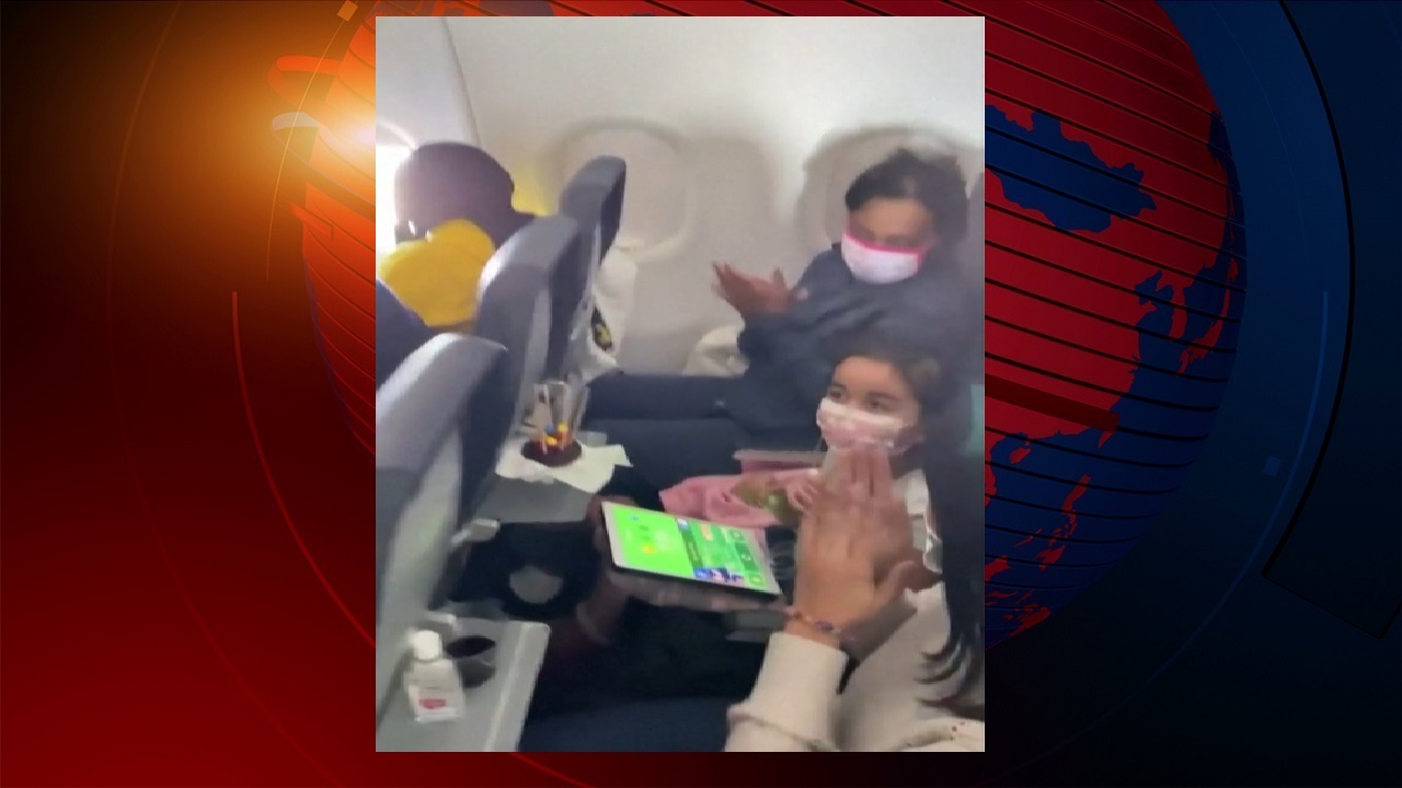 হঠাৎ ককপিট থেকে পাইলটের শুভেচ্ছাবার্তা পেলো আট বছরের সোফিয়া হঠাৎ ককপিট থেকে পাইলটের শুভেচ্ছাবার্তা পেলো আট বছরের সোফিয়া