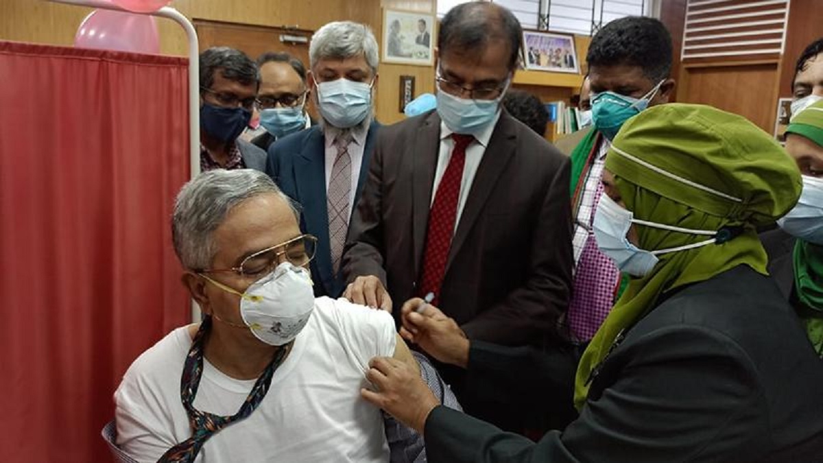 করোনার টিকা নিলেন প্রধান বিচারপতি