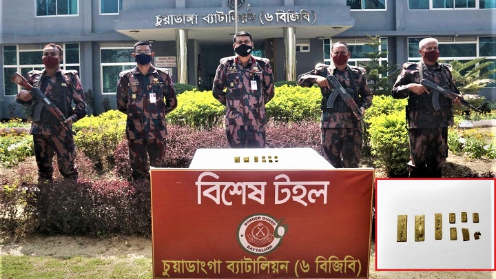 ফুলবাড়ি সীমান্তে রাস্তার ওপর থেকে আড়াই কেজি স্বর্ণ উদ্ধার