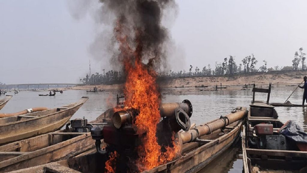 সিলেটের জাফলংয়ে অবৈধ পাথর উত্তোলনকারীদের বিরুদ্ধে অভিযান