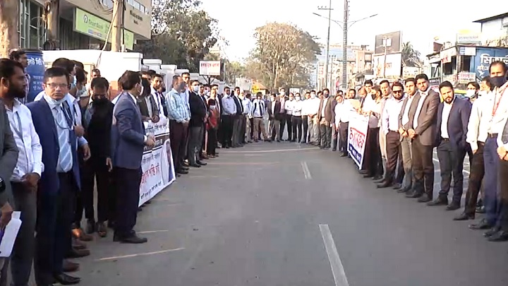 ব্যাংক কর্মকর্তাকে পিটিয়ে হত্যার প্রতিবাদে ফুঁসে উঠেছেন সিলেটের ব্যাংকাররা