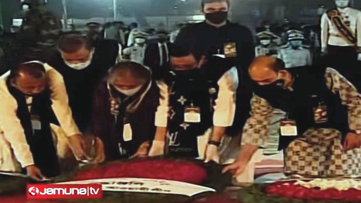 রাষ্ট্রপতি-প্রধানমন্ত্রীর পক্ষ থেকে পুষ্পস্তবক অর্পণ