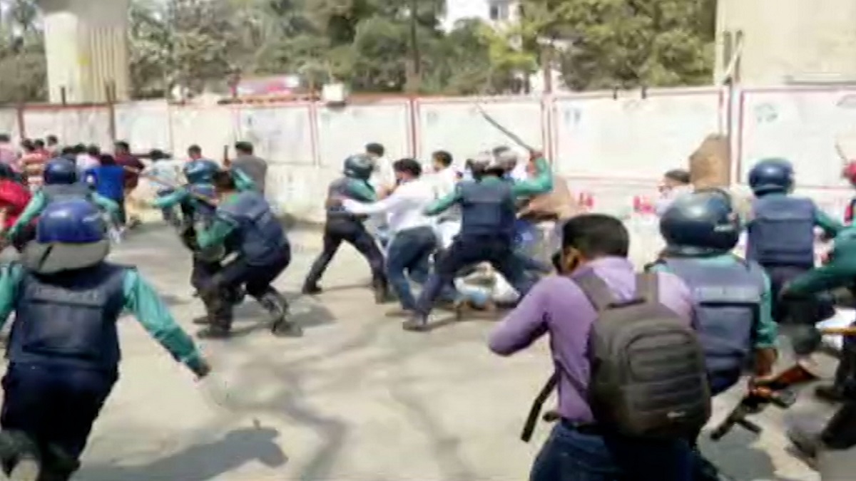 প্রেসক্লাবে ছাত্রদলের সাথে পুলিশের সংঘর্ষ, ধাওয়া-পাল্টা ধাওয়া