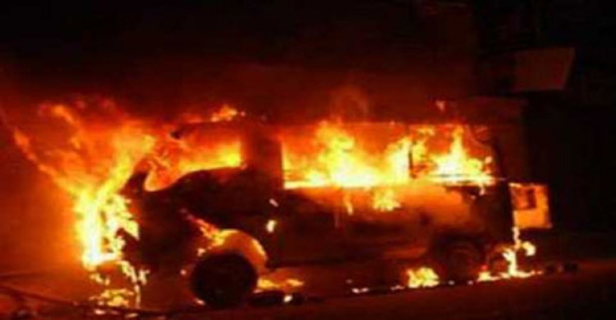 রাজধানীতে আগুনে পুড়ে ছাই হলো মাইক্রোবাস