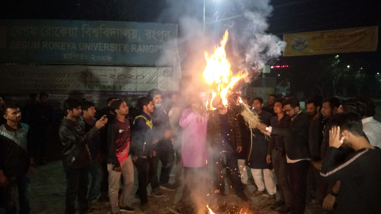 ‘ভিসির চামড়া, তুলে নেবো আমরা’ শ্লোগান দিয়ে বেরোবিতে কুশপুত্তলিকা দাহ