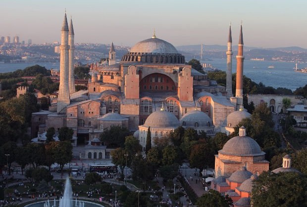 ভিন্ন দুই ধর্মের শতবর্ষের আশ্চর্য মেলবন্ধন ‘হাজিয়া সোফিয়া’