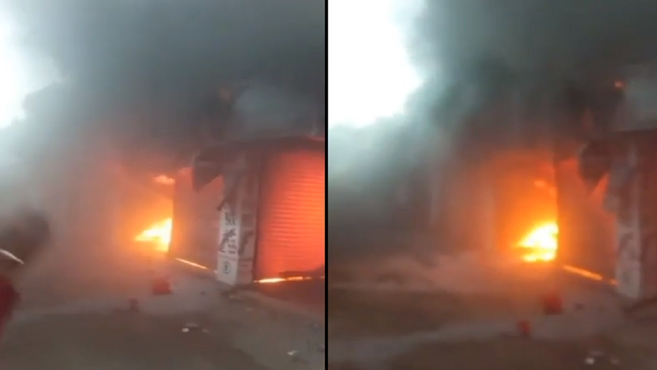 টাঙ্গাইলের পাথাইলকান্দী বাজারে আগুনে পুড়ে গেছে ৫টি দোকান