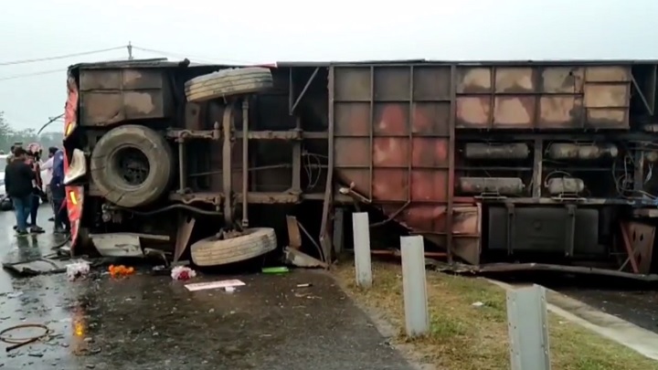 মুন্সিগঞ্জে ঝড়ো বাতাসের কবলে বাস উল্টে আহত ৬