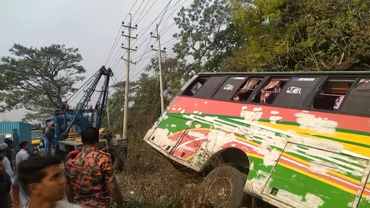 নারায়ণগঞ্জে ২ বাসের মুখোমুখি সংঘর্ষে চালক নিহত