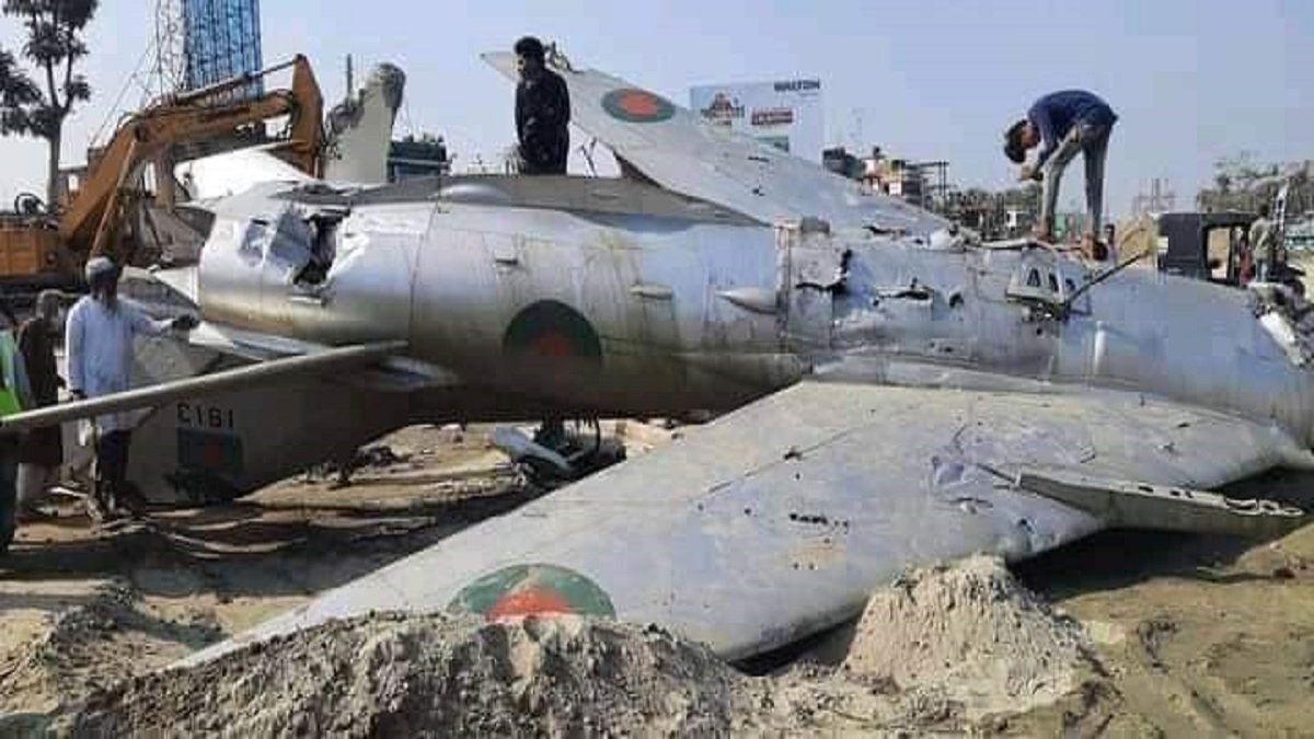 ভেঙ্গে ফেলা হলো যুদ্ধ বিমানটি