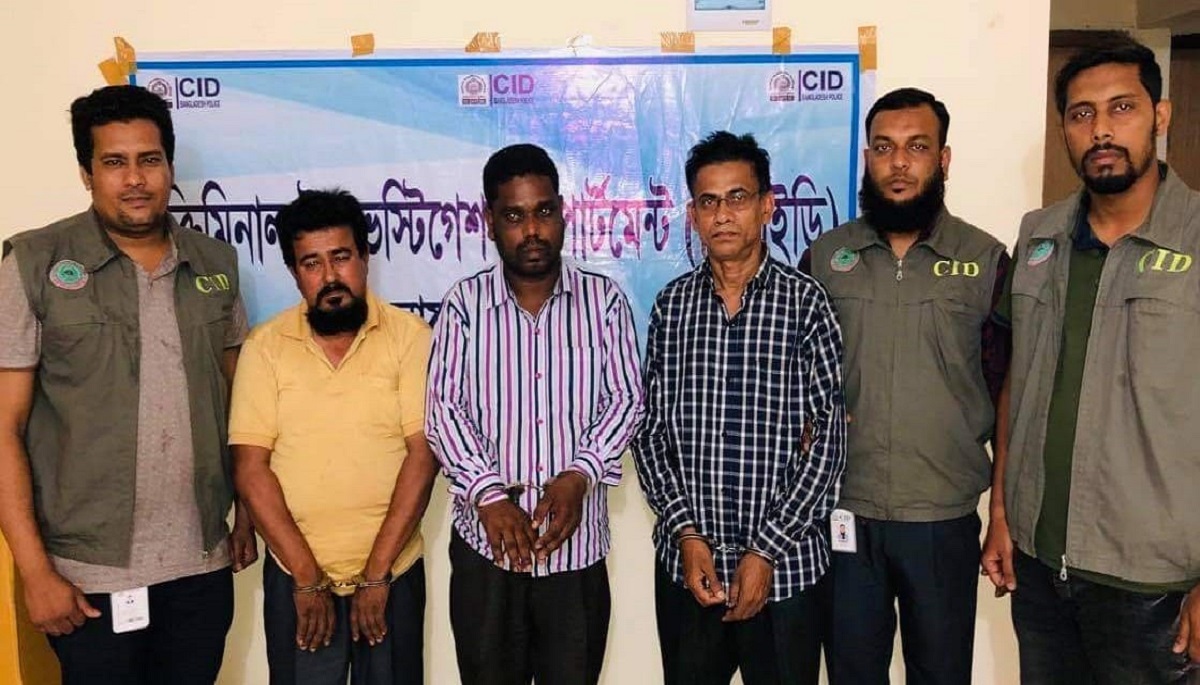 প্রতারণা করে ১৫ লক্ষ টাকা আত্মসাৎ, আটক ৩