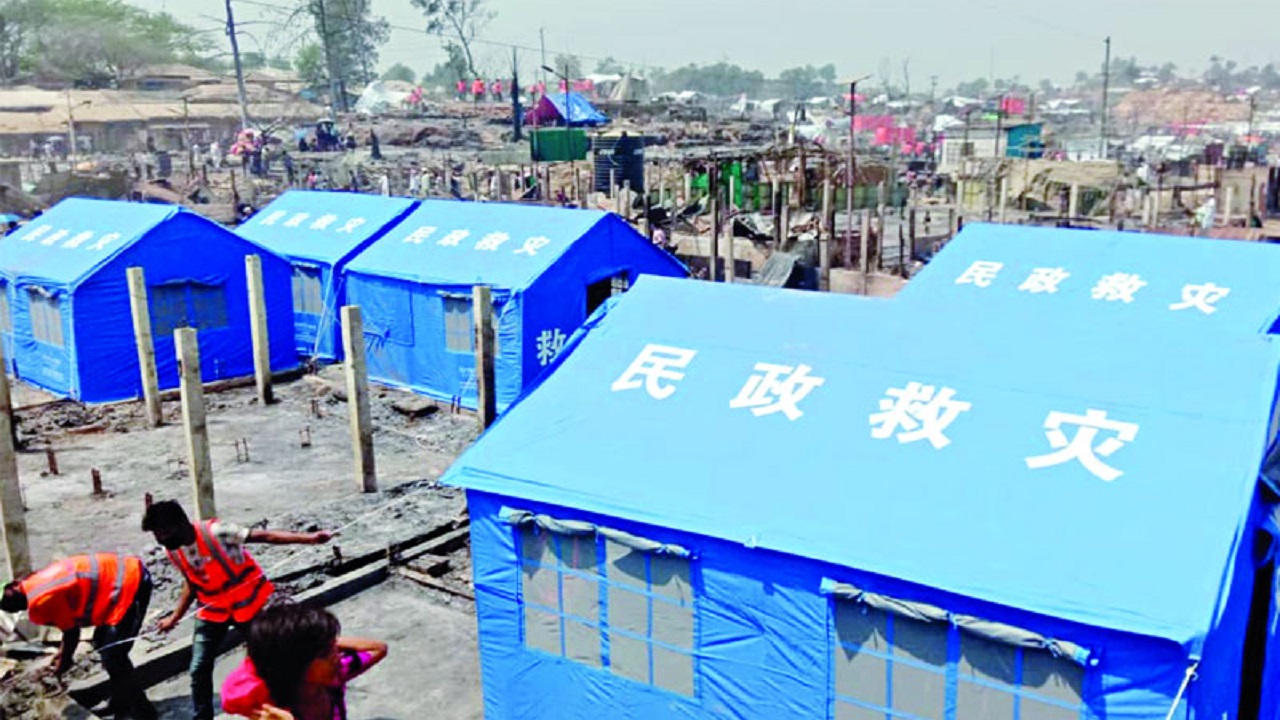 বালুখালী ক্যাম্পে আগুন: ঘরহারা রোহিঙ্গাদের থাকার জন্য তৈরি হচ্ছে তাঁবু বালুখালী ক্যাম্পে আগুন: ঘরহারা রোহিঙ্গাদের থাকার জন্য তৈরি হচ্ছে তাঁবু