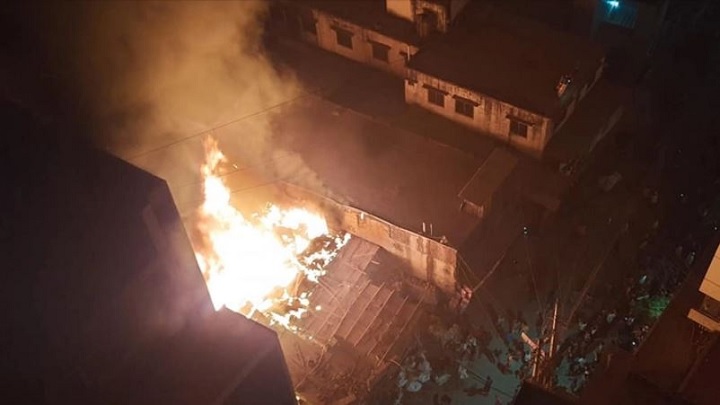 রাজধানীর কাঁঠালবাগান বস্তিতে অগ্নিকাণ্ড