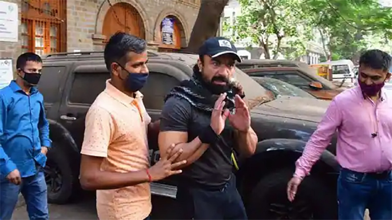 মাদক যোগে গ্রেফতার ‘বিগ বস’ খ্যাত অভিনেতা এজাজ খান মাদক যোগে গ্রেফতার ‘বিগ বস’ খ্যাত অভিনেতা এজাজ খান