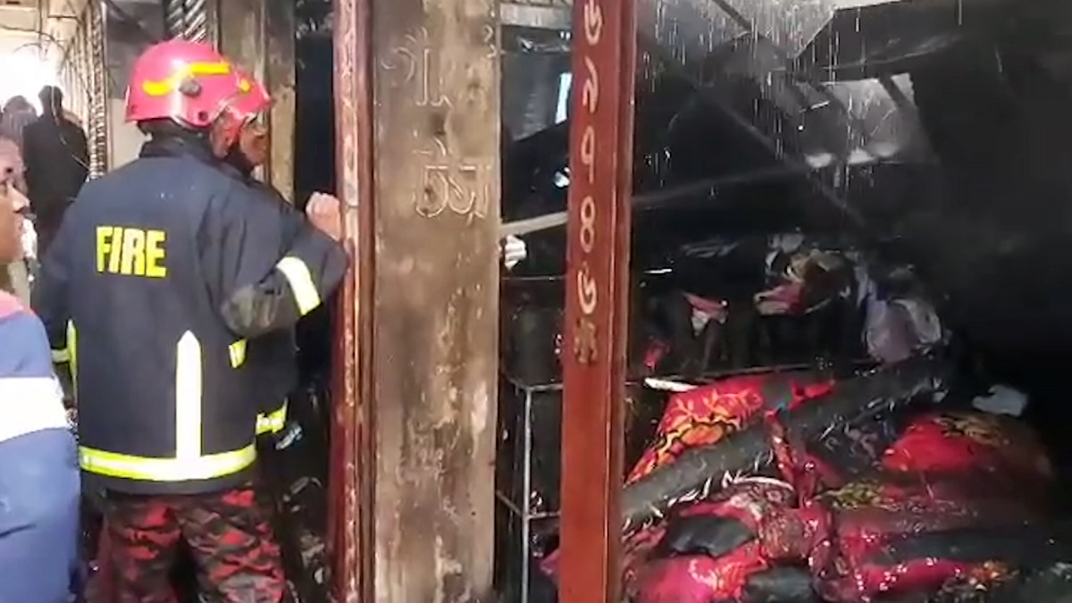 রংপুরের জামান মার্কেটে ভয়াবহ আগুন