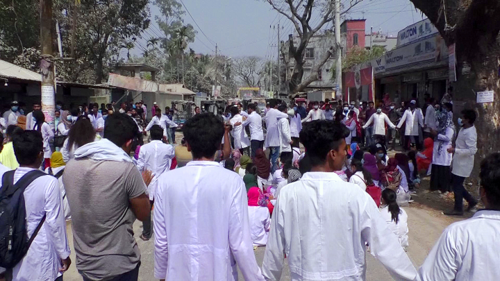 রংপুরে নর্দার্ন মেডিকেলের চেয়ারম্যানের বাড়ি ঘেরাও