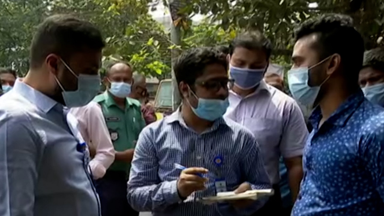 করোনাভাইরাস: জনসাধারণকে স্বাস্থ্যবিধি মানাতে আজও সচেতনতামূলক কার্যক্রম করোনাভাইরাস: জনসাধারণকে স্বাস্থ্যবিধি মানাতে আজও সচেতনতামূলক কার্যক্রম