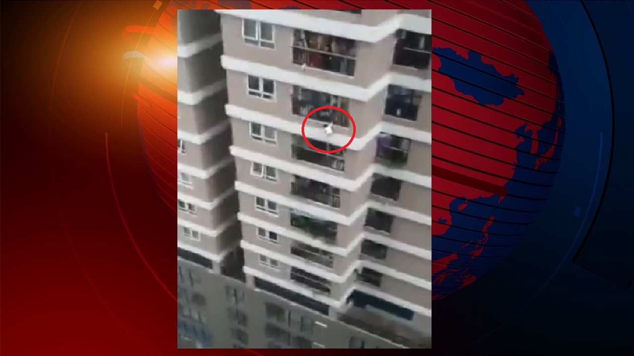 ভিয়েতনামে ১৩ তলা থেকে পড়েও বেঁচে গেছে এক শিশু ভিয়েতনামে ১৩ তলা থেকে পড়েও বেঁচে গেছে এক শিশু