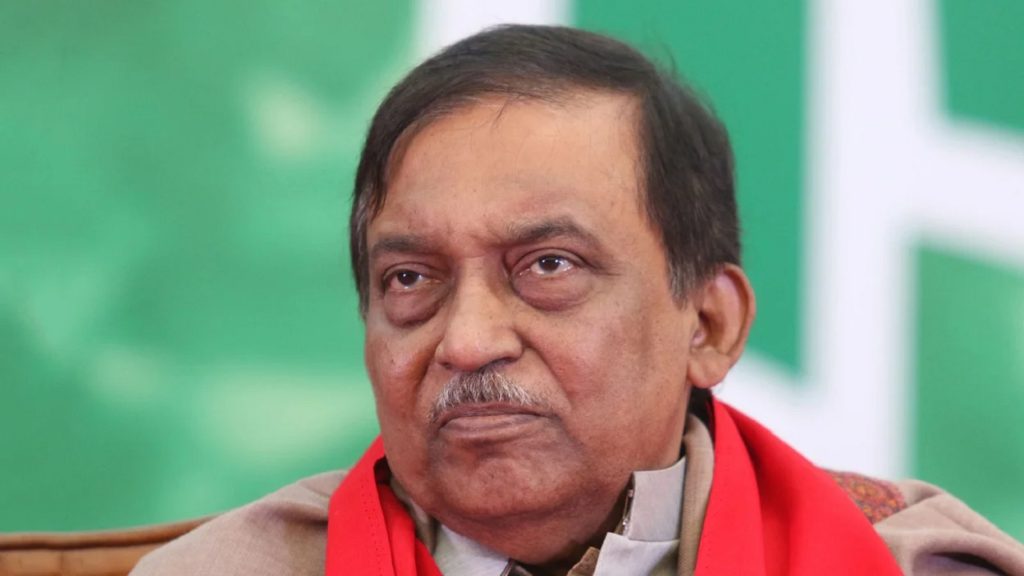 স্বাধীনতার সুবর্ণজয়ন্তী উপলক্ষে মুক্তিযোদ্ধাদের পরিবারকে ক্রেস্ট প্রদান স্বরাষ্ট্রমন্ত্রীর