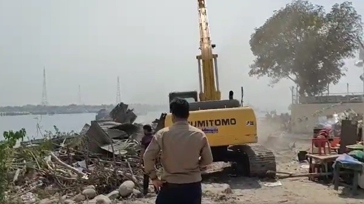 ভৈরবে বিআইডব্লিউটি’র উচ্ছেদ অভিযান অব্যাহত