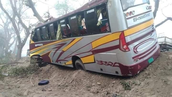 চালকের ঘুমে গাছের সাথে ধাক্কা খেল বাস, আহত ১৫
