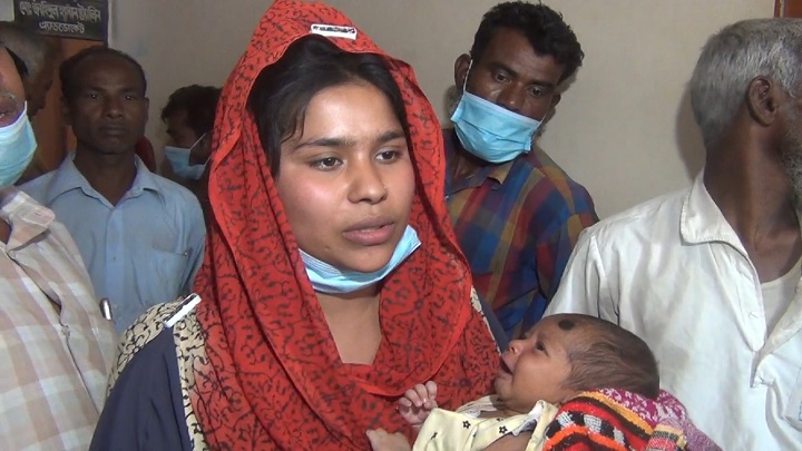 গাইবান্ধায় সেই কন্যা সন্তানকে কোলে নিয়েই আদালতে মা রোকসানা