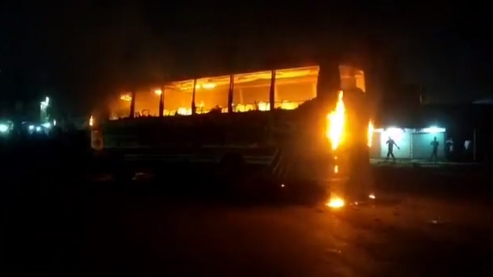 আশুলিয়ায় বাস চাপায় পোশাক শ্রমিক নিহতের ঘটনায় বাসে আগুন