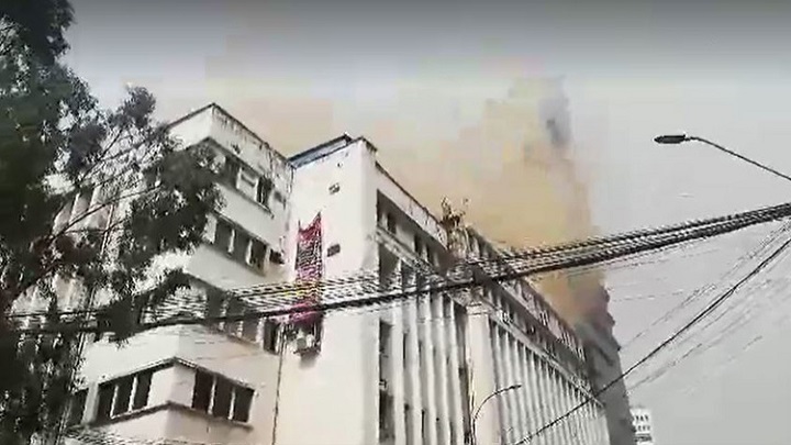 মতিঝিলের আদমজী কোর্ট ভবনের আগুন নিয়ন্ত্রণে মতিঝিলে আদমজী কোর্ট ভবনে আগুন