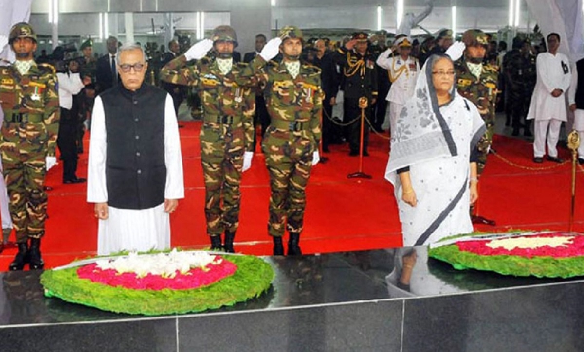 বঙ্গবন্ধুর প্রতিকৃতিতে রাষ্ট্রপতি-প্রধানমন্ত্রীর শ্রদ্ধা