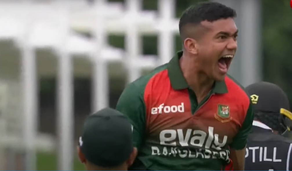 নিজের প্রথম ওভারেই উইকেট নিলেন তাসকিন