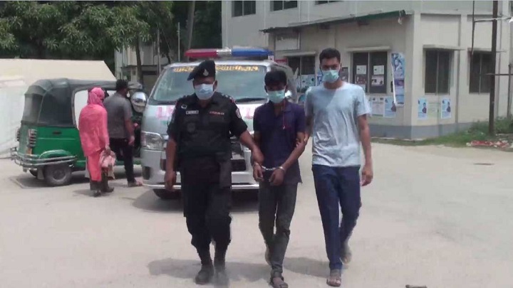 পাকস্থলীর ভেতরে ইয়াবা পাচারকালে আটক ২