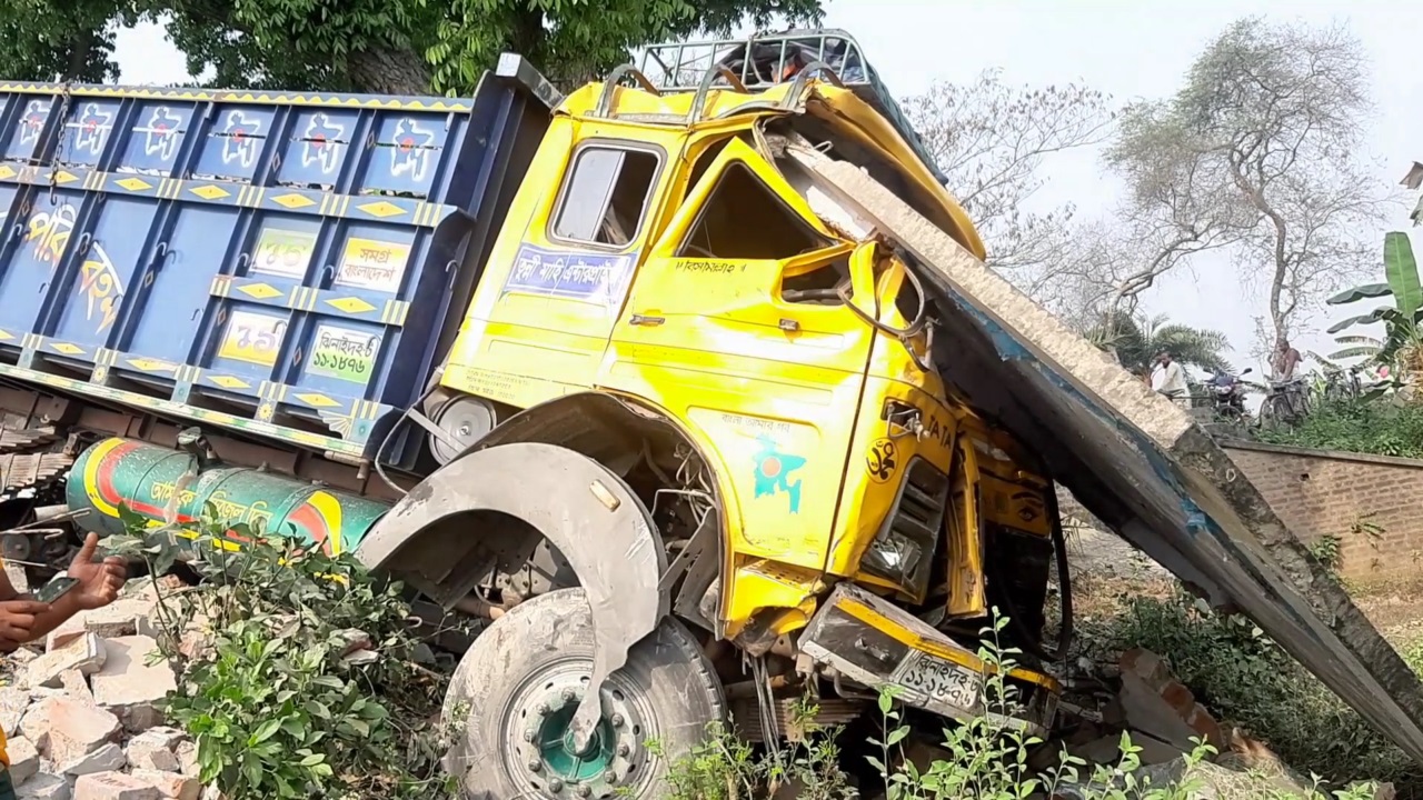 মাদারীপুরে ট্রাক-মোটরসাইকেল সংঘর্ষে নিহত ১